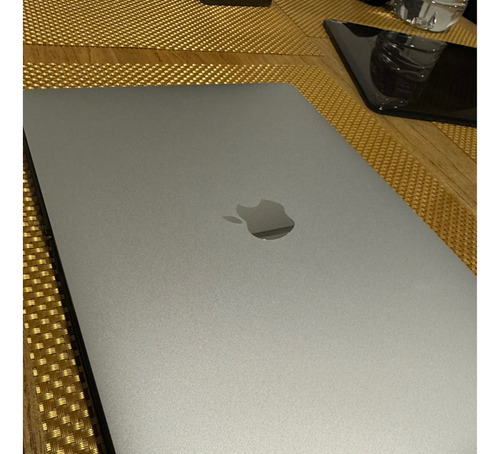 Macbook Pro 2022, 13 Pulgadas Con Chip M2, 8gb 512 Ssd
