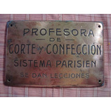 Antiguo Cartel Bronce Profesora Corte Y Confeccion Parisien