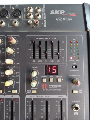 Mesa De Som Amplificada Skp Pro Áudio V240a