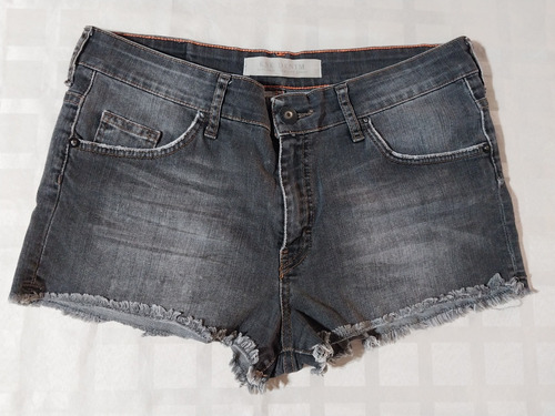 Short De Jean Gris Desflecado. Marca Kosiuko