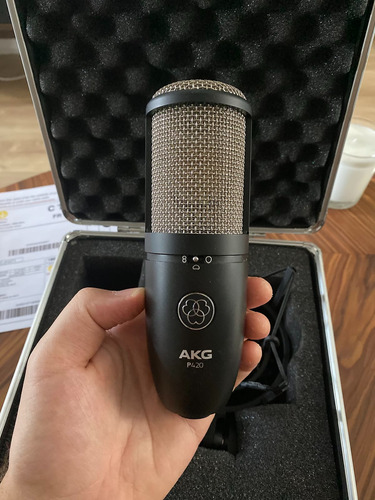 Micrófono Akg P420 Condensador Multipatrón Negro Profesional