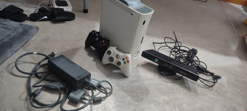 Xbox 360 Con Kinect Y Dos Controles