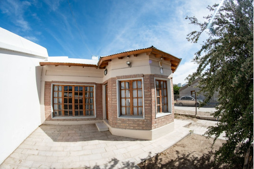 Casa Tres Dormitorios Con Quincho Y Pileta Cerrada