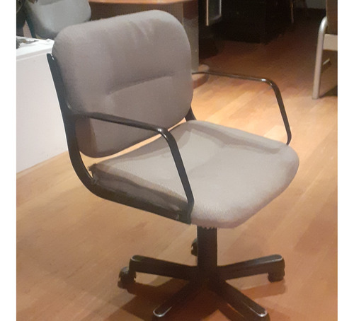 Silla De Oficina Con Apoya Brazo. Usada, Tela Gris, 5 Ruedas