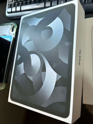 Apple iPad Air M1 -  5th Gen - Cinza Espacial C Capa Teclado