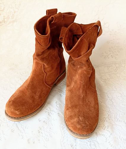 Bota De Reno Camel Plisada, Talla 40.