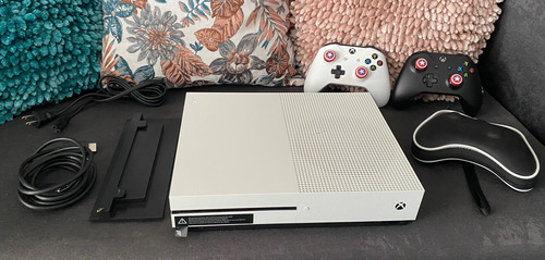Microsoft Xbox One S 1tb, 2 Controles