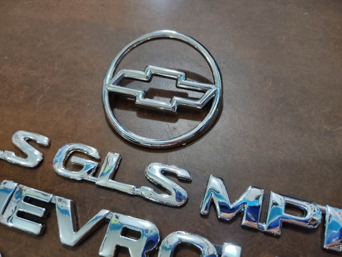 Kit Emblemas Chevrolet Corsa 1.6 Sedan Gls 4puertas 7piezas Foto 3