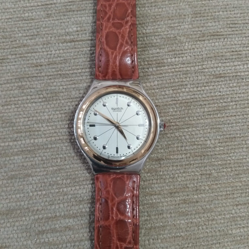 Reloj Swatch Susb100 Malla Naus Cuero Marron