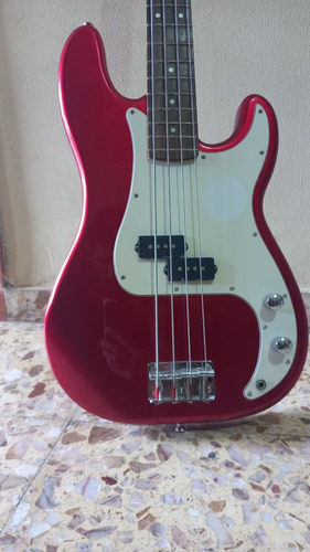   Bajo Squier By Fender P Bass® California Series. 