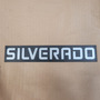 Emblema  Custom  Porton Silverado Original Gm 94641678 Chevrolet Silverado