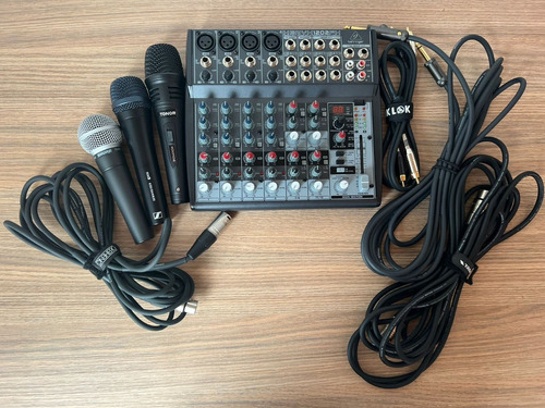Consola Behringer Con Micrófonos Y Cables Usados