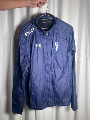 Impermeable Under Armour Universidad Cátolica 2022