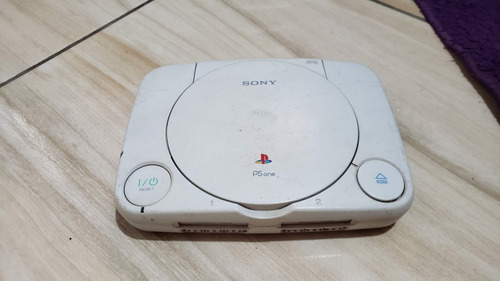 Playstation 1 Psone Só O Aparelho Sem Nada. Liga E Tem Som E Imagem Mas O Power Ta Direto Sem O Clamp E Flat Meio Cortado. A3