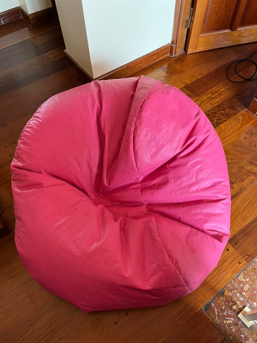 Puff Decorativo Fucsia. Tiene Detalles De Uso En La Tela.