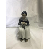 Porcelana Niña Tejiendo Marca Royal Copenhagen Denmark