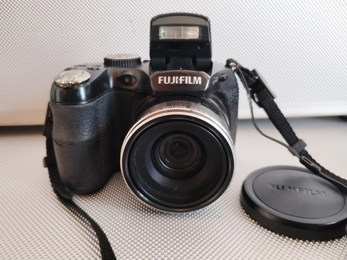 Cámara Fotográfica Digital Semiprofesional Fujifilm S1800
