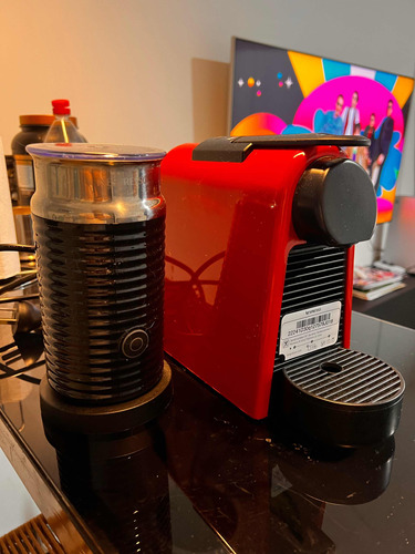 Cafetera Nespresso - Color Rojo + Aeroccino D30