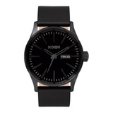 Reloj Pulsera Nixon The Sentry De Cuerpo Color Negro, Analógico, Para Hombre, Fondo Negro, Con Correa De Cuero Color Negro, Agujas Color Negro, Dial Negro, Minutero/segundero Blanco, Bisel Color Negro