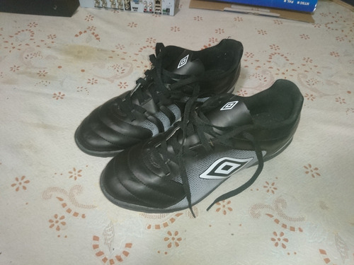 Botines Futbol Umbro De Cesped Sintetico Negro Con Blanco 45