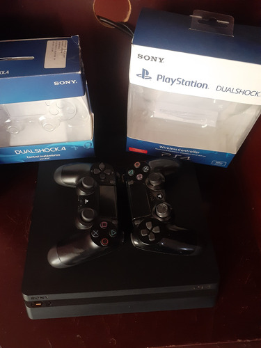 Playstation 4 Slim 500g Completa Con 2 Yostinck Color Negro 