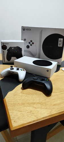 Consola Xbox Serie S Con 2 Controles, Cable Y Cajas