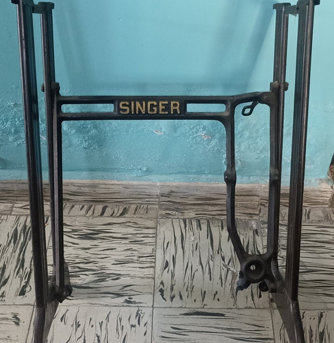 Máquina De Coser Singer Base Con Ruedas