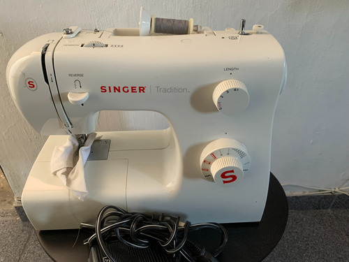 Máquina De Coser Singer Tradition 2250 Portable Blanca 120v