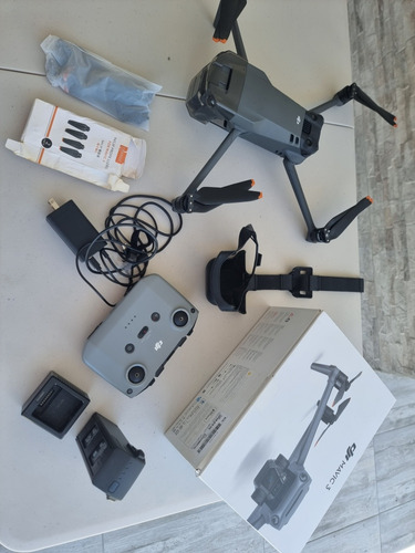 Drone Dji Mavic 3 Con 2 Baterías, 1 Juego De Elices Extras.