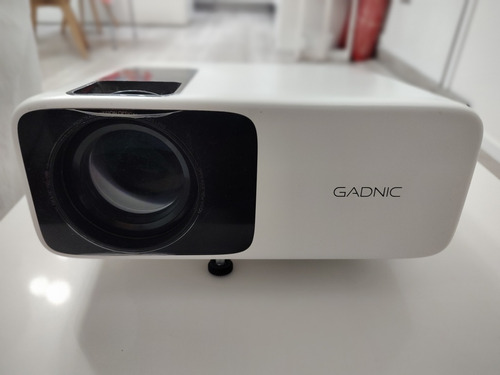 Proyector Gadnic 5000 Lumens + Chromecats Google Tv 4ta Gen