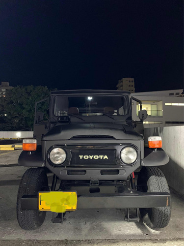 Toyota Fj40  Land Cruiser Modelo 76 Color Negro Mate.