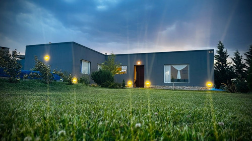 Casa Quinta Con Piscina, Parrillero, Y Amplio  Parque En La Tranquilidad De La Patagonia Costera Madrynense