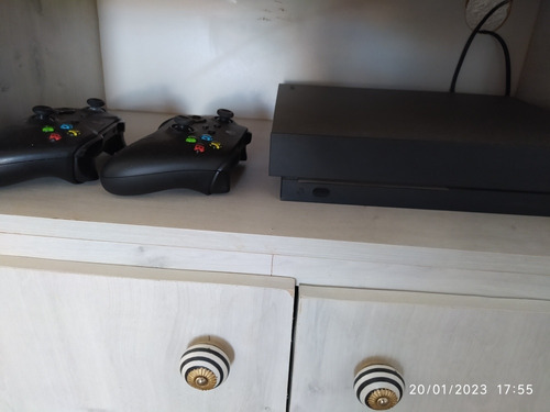 Microsoft Xbox One X 1tb 2 Controles