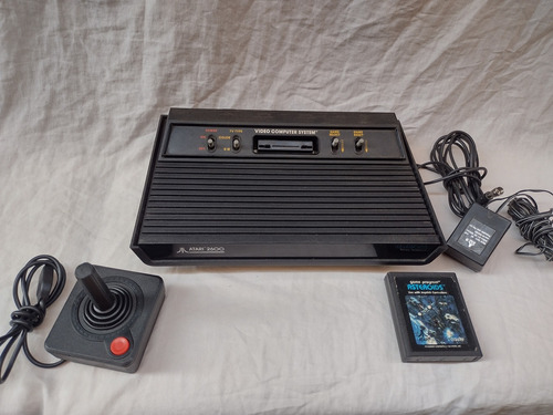 Atari 2600 Com Um Controle E Um Jogo Asteroids 