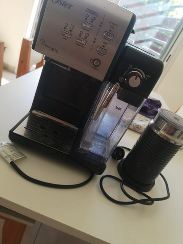 Cafetera Oster Prima Latte Mod 6701 + Aerochino Nespresso.