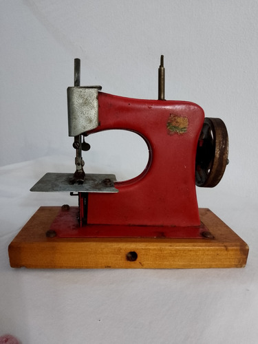 Maquinita De Coser , Juguete Antiguo. Funciona.