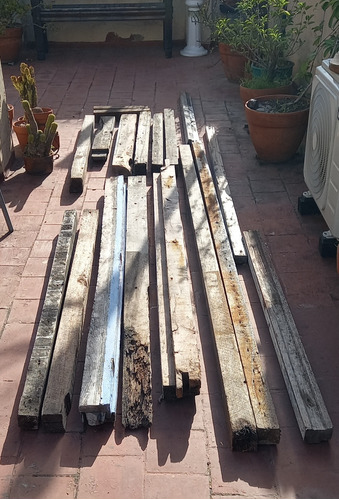 Antiguos Tirantes De Madera Pinotea Y Otras Para Reciclar