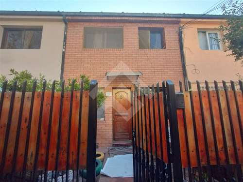 Casa En Venta De 4 Dorm. En Santiago