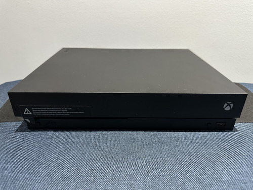 Consola Xbox One X - 1 Tb - Incluye 3 Juegos Físicos