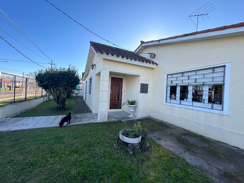 Venta De Casa En Las Piedras De Gran Porte, 4 Dormitorios.