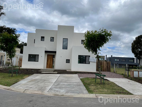 Venta  Y Alquiler Temporario Casa En Santo Tomas Pilar De 6 Ambientes Con Piscina!