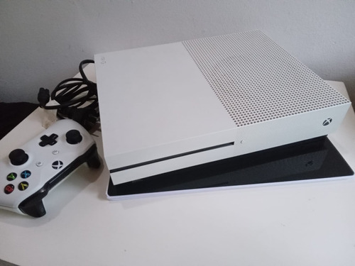Xbox One + Joystick Original. Usada En Perfecto Estado.