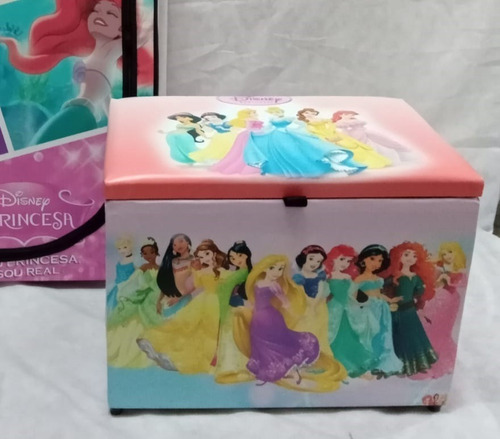 Pufe Baú Estofado 60cm Porta Brinquedos Estampa Princesas 