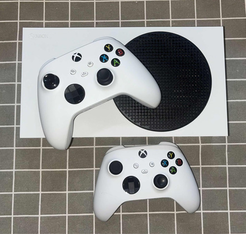 Xbox Series S + Dois Controles + Carregador