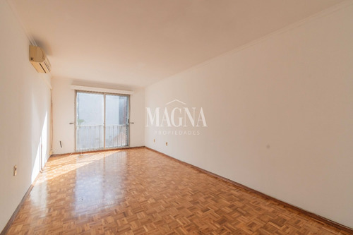 Venta Pocitos - 3 Dormitorios - Apartamento Sobre 21 De Septiembre / Garaje