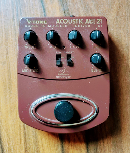 Pedal Preamp Acústico Behringer Adi 21 