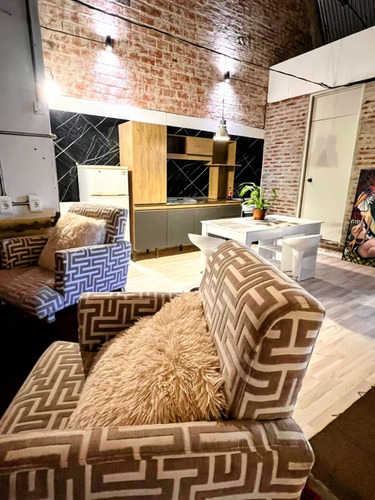 Loft Amoblado En El Centro. Ituzango Entre Piedras Y Cerrito. A Metros De Rambla 25 De Agosto. A Metros De Museo De Las Migraciones. Piso 2 Por Escalera