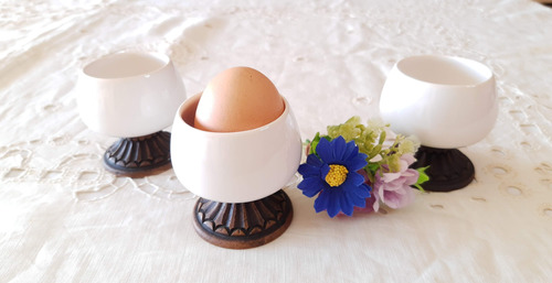 3 Porta Huevos Porcelana Blanca Con Base Simil Madera