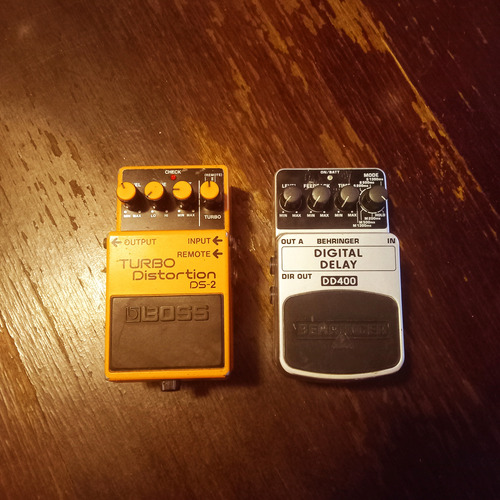 Boss Turbo Distortion Ds-2 + Digital Delay Behringer