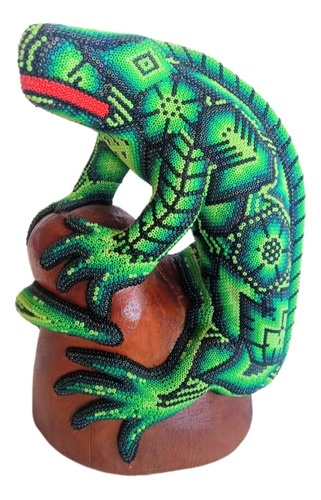 Iguana De Madera. En Chaquira, Huichol.30 Cm.x22 Cm.altura.